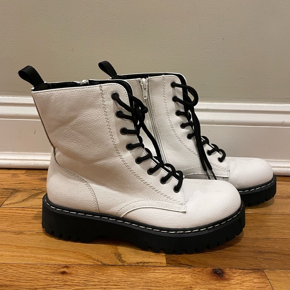 White boots - Picture 2 of 4